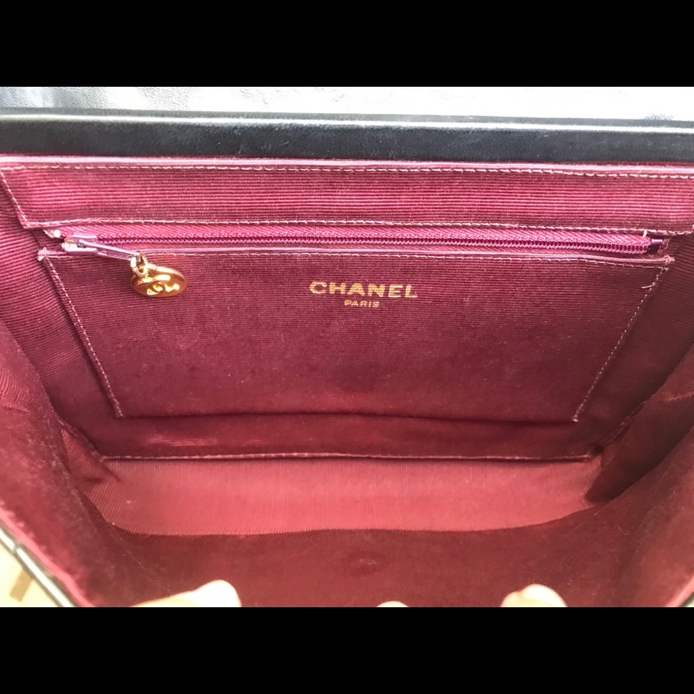 Authentic CHANEL Lambskin Black CC bag - Picture 4 of 8